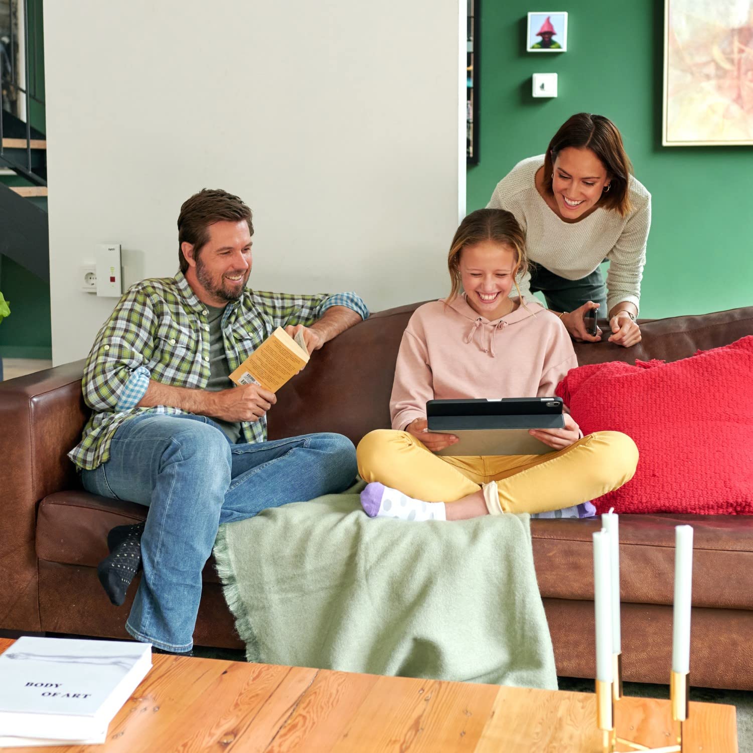 AVM FRITZ!Repeater 2400 - Wi-Fi Mesh Repeater AC N dwuzakresowy do 1.733 Mb/s (5 GHz) i do 600 Mb/s (2,4 GHz) z portem sieciowym Gigabit - obrazek 2