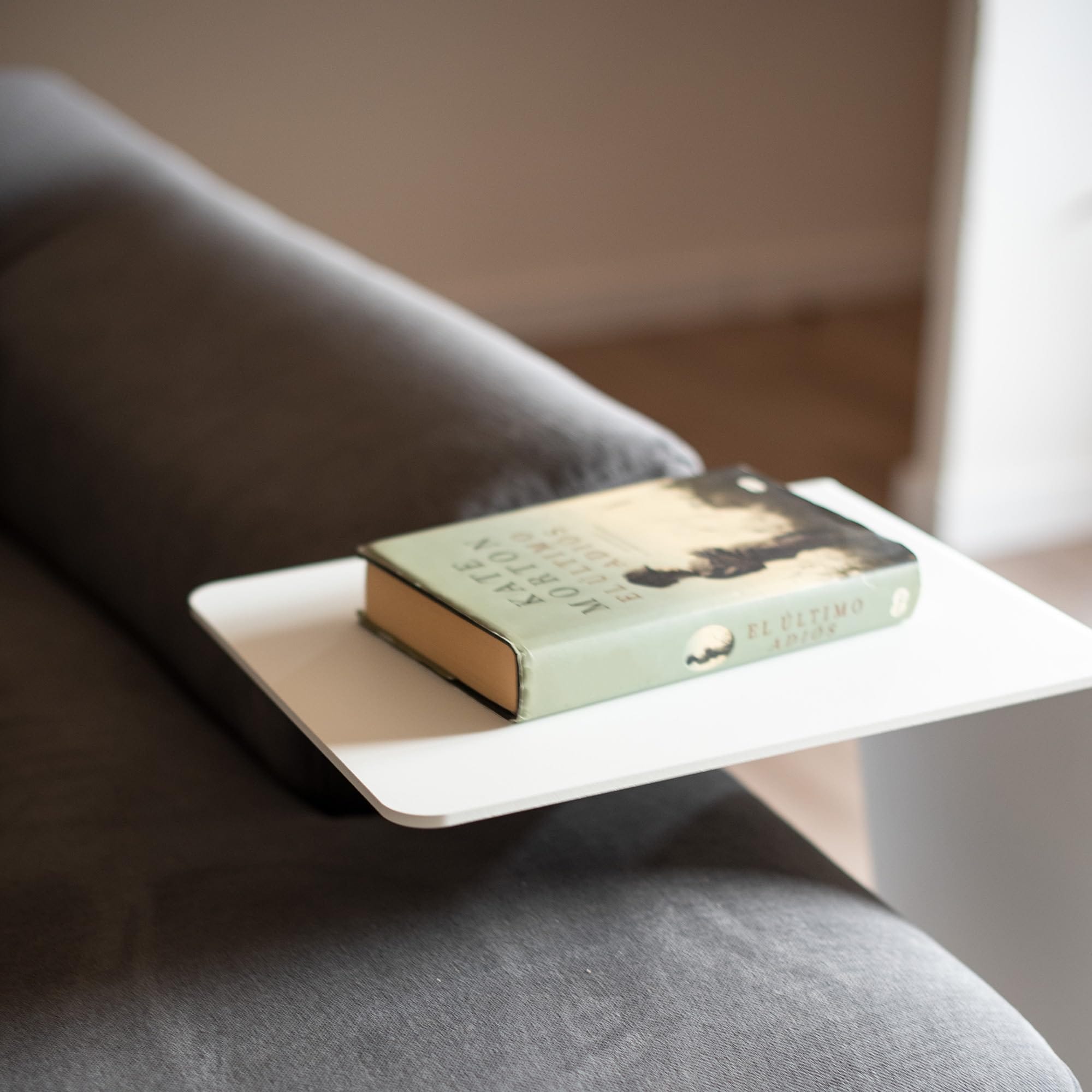 Stolik pomocniczy do salonu MILUKA | Wytrzymała stalowa konstrukcja | Bez montażu | Wielofunkcyjny | Ergonomiczny design | Wyprodukowano w Hiszpanii - obrazek 2