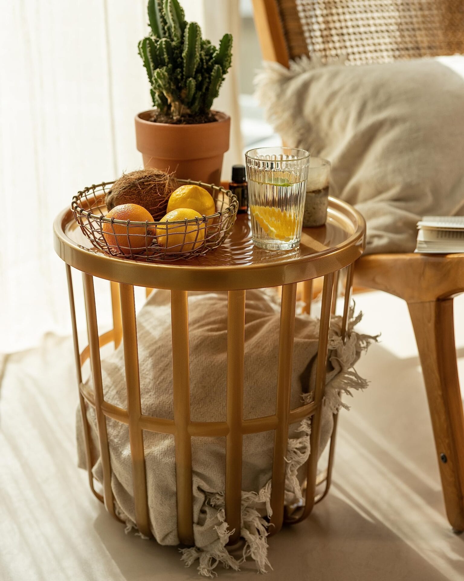 BranQ - Home essential: Designerski stolik kawowy Zen z poszewką złotą - obrazek 3