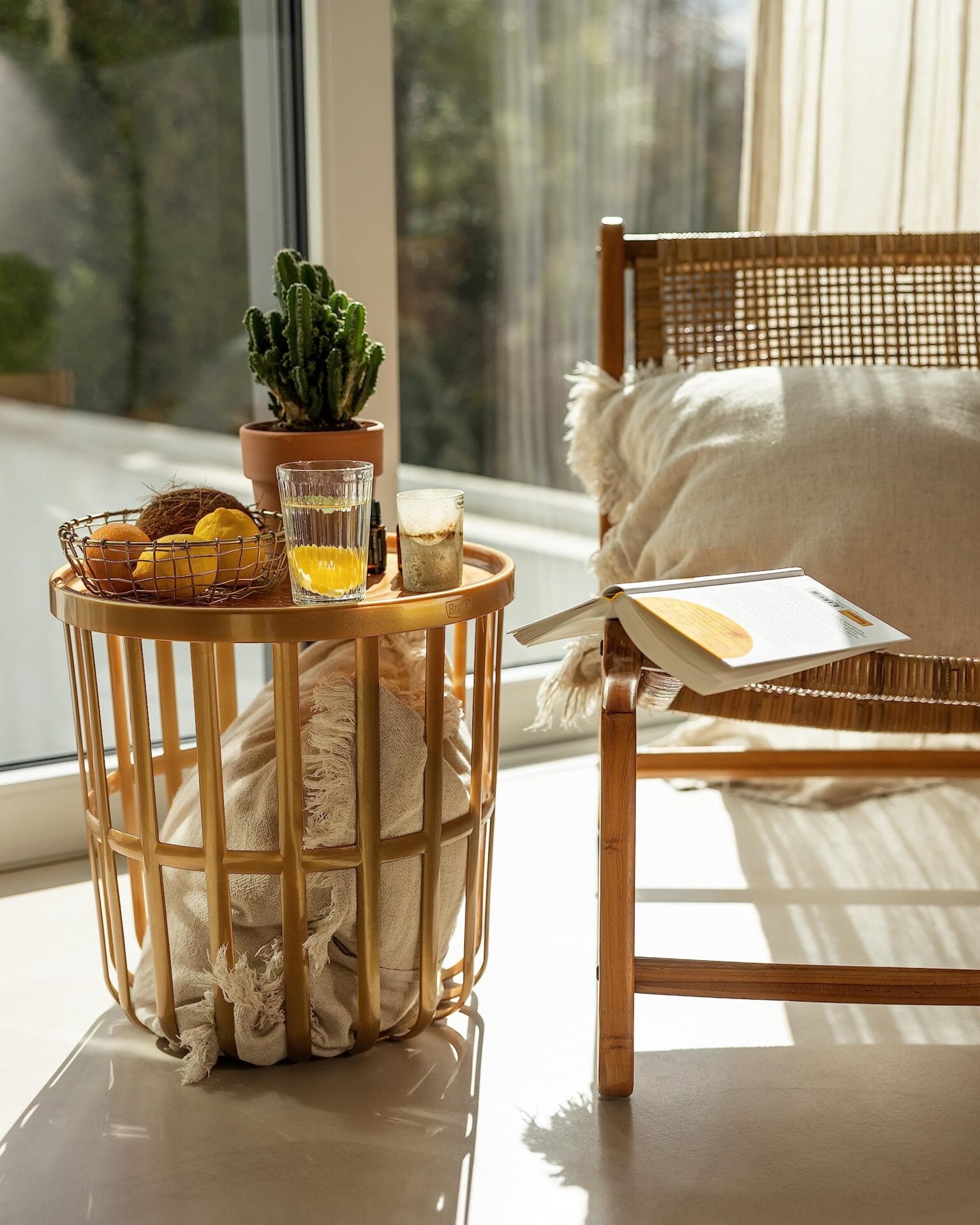 BranQ - Home essential: Designerski stolik kawowy Zen z poszewką złotą - obrazek 2