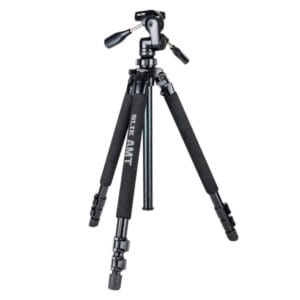 Slik Statyw Pro 700Dx3365 - Solidna konstrukcja, 3-sekcyjny statyw foto/video dla profesjonalistów, kompatybilny z aparatami Pentax. Wytrzymały i lekki, wykonany ze stopu A.M.T. Z głowicą 4-kierunkową. Udźwig do 8 kg. Idealny dla aparatów średniego i dużego formatu oraz lustrzanek 35mm z ciężkimi teleobiektywami. Rozkładany do wysokości 1,9 m. Tripody