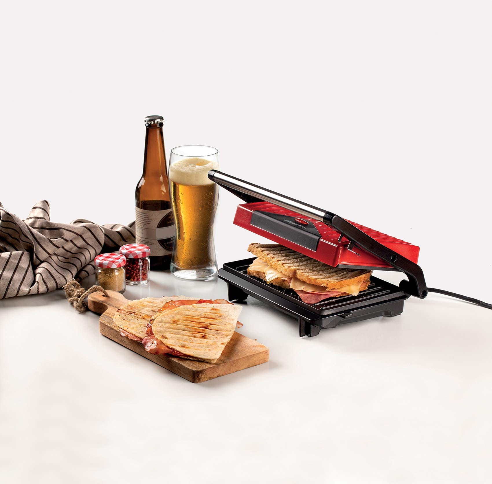 Ariete 1929 Slim Panini Grill 750 W - podświetlany wskaźnik wł./wył., obrotowa płyta górna, termostat do regulacji temperatury, antypoślizgowe, czerwony - obrazek 2