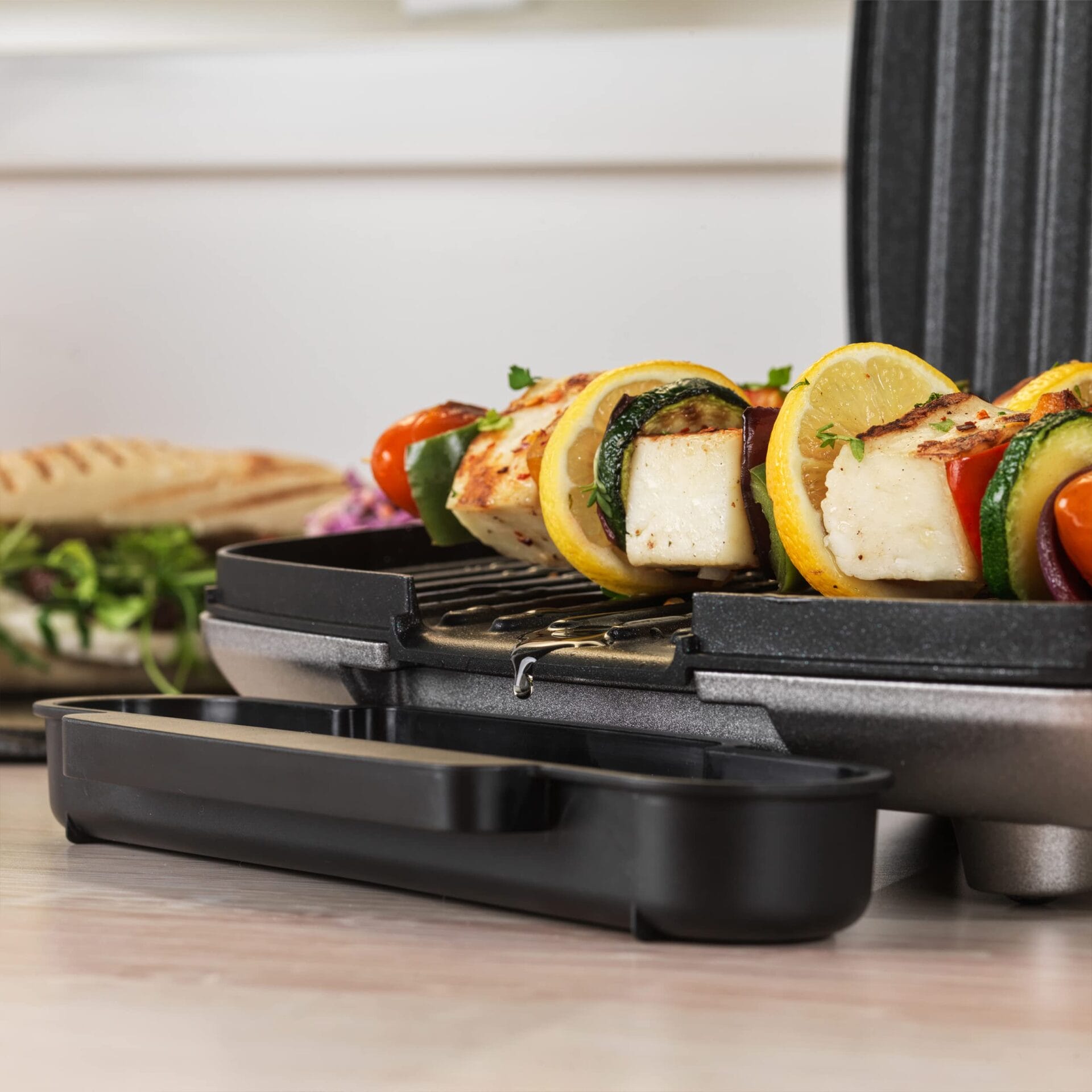 Petra PT5316HEVDEEU10 Kontaktgrill - Pflegeleichte Grillplatten mit Smartstone-Antihaftbeschichtung - Panini-Presse mit abnehmbarer Abtropfschale - Kochen ohne Öl - Sandwiches Gemüse Fleisch Spieße - obrazek 4