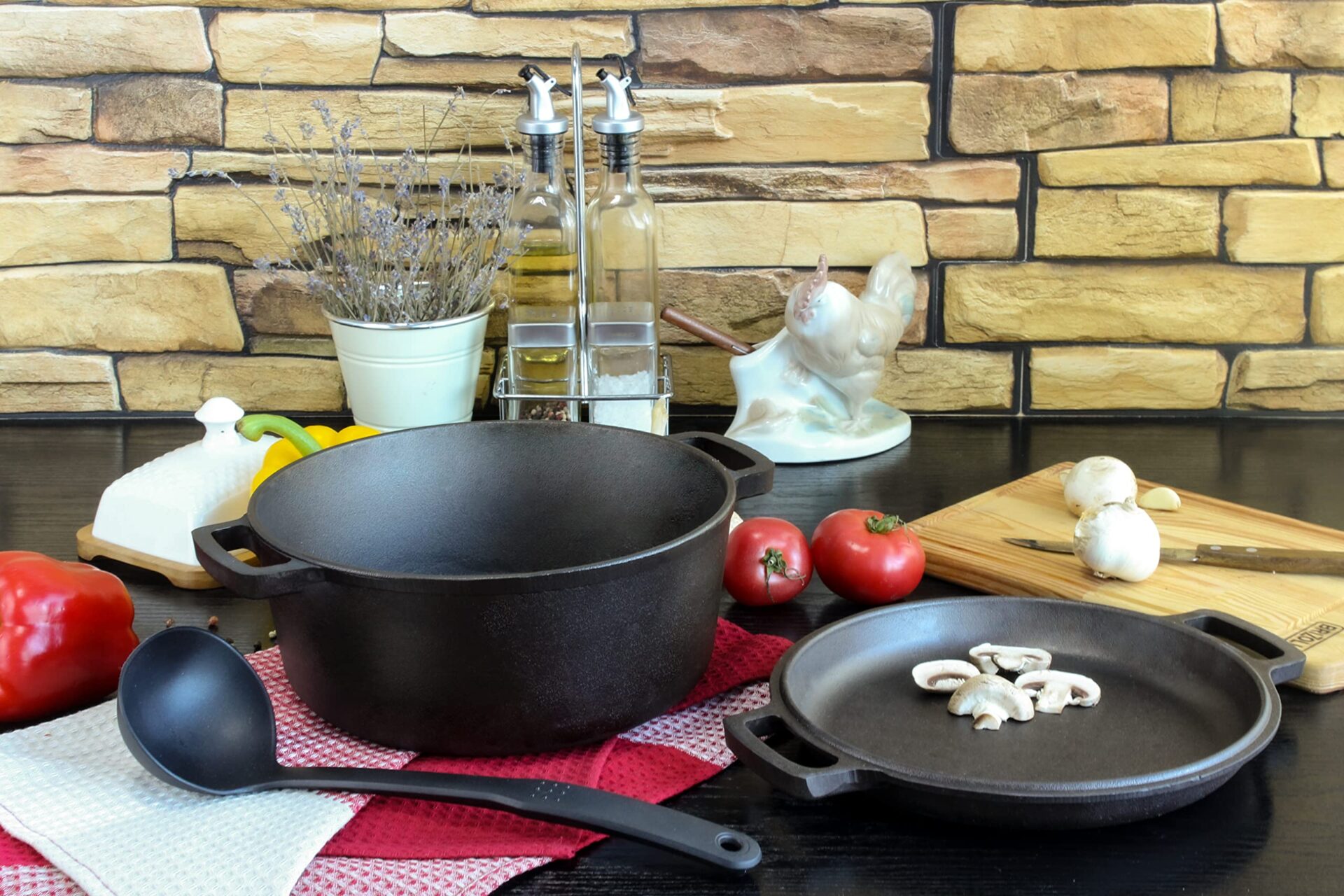 Garnek żeliwny 4 l typu Dutch Oven Ø 24 cm, z pokrywką patelnia 2 w 1, - obrazek 2