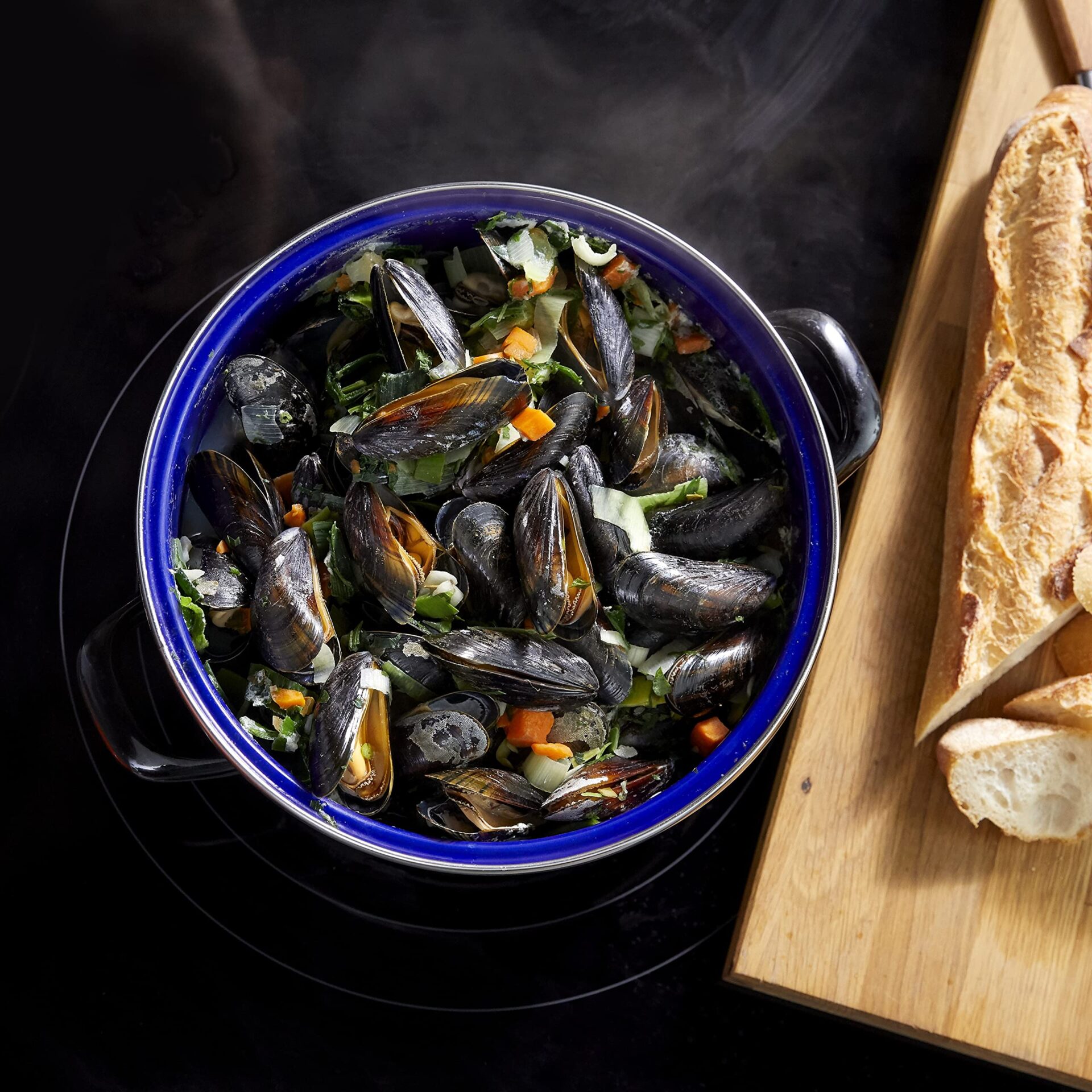 Patelnia indukcyjna BK Fortalit 22 cm z pokrywką, odporna na piekarnik, czarna - obrazek 5