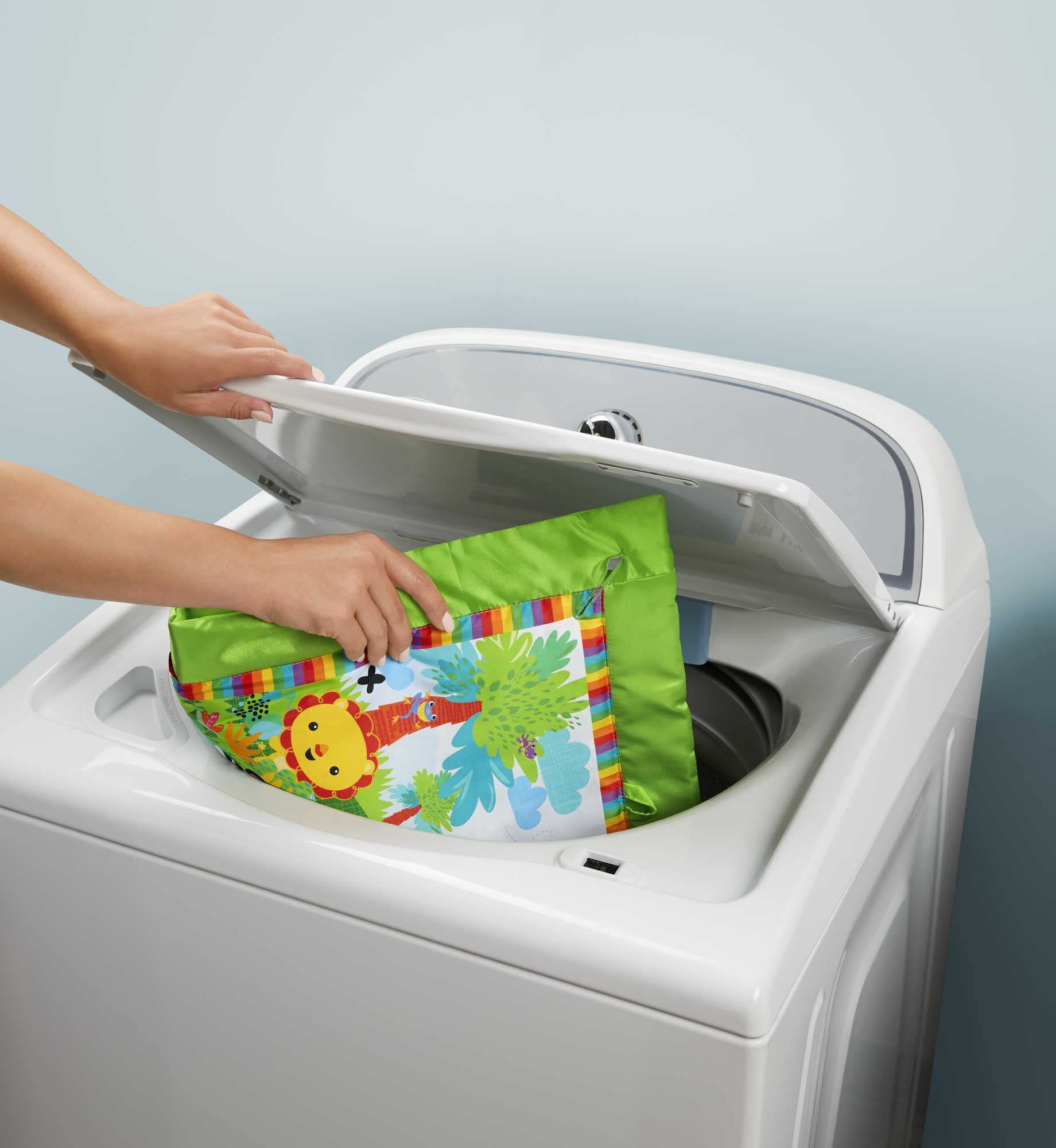 Fisher-Price Mata Gimnastyczna Z Muzyką I Światełkami – Z Atrakcyjnymi Zabawkami I Motywami Lasu Tropikalnego GXC35: Wielofunkcyjna mata gimnastyczna dla dzieci z muzyką, światełkami i atrakcyjnymi zabawkami inspirowanymi lasem tropikalnym GXC35 - obrazek 2