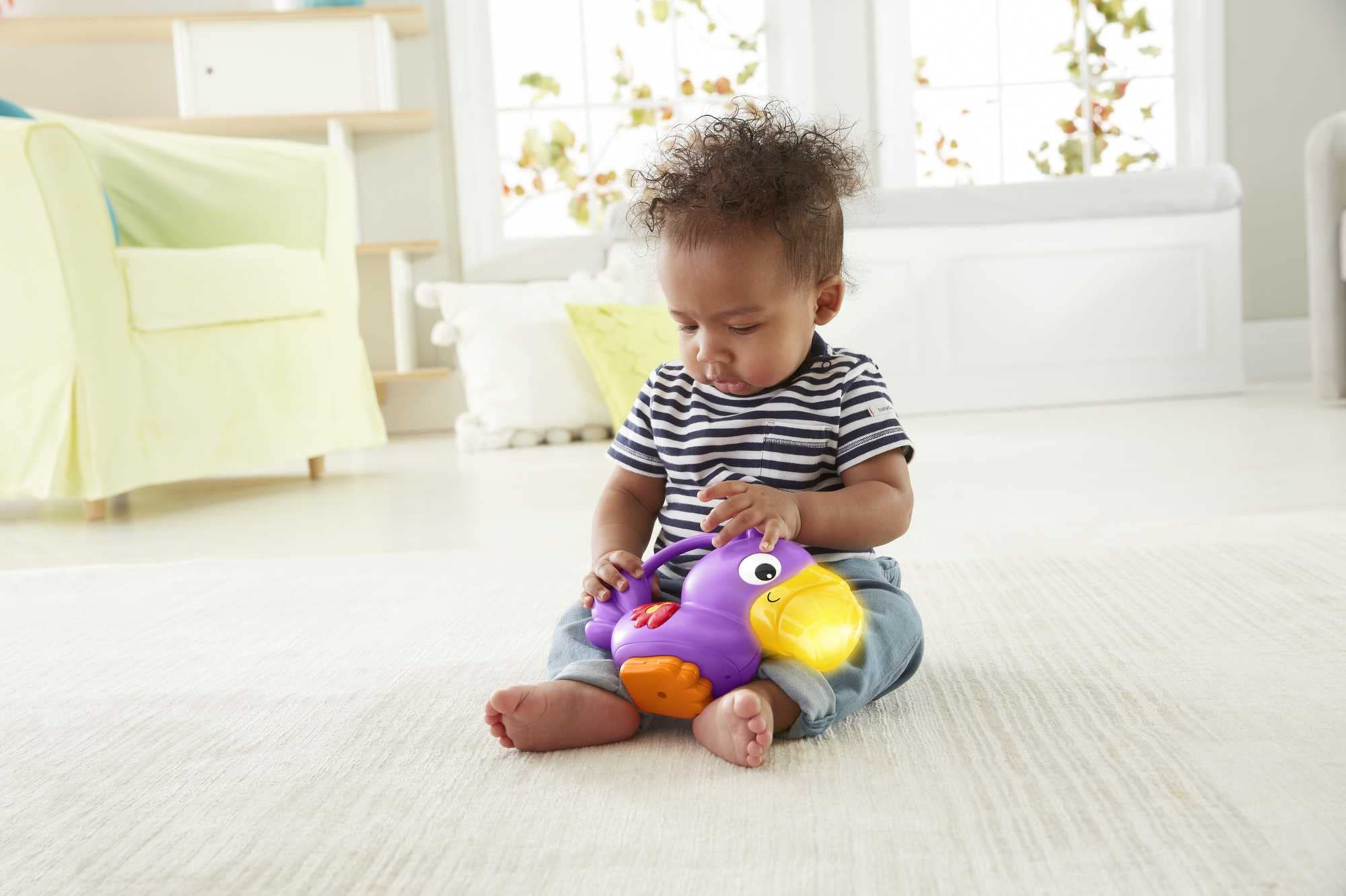 Fisher-Price Mata Gimnastyczna Z Muzyką I Światełkami – Z Atrakcyjnymi Zabawkami I Motywami Lasu Tropikalnego GXC35: Wielofunkcyjna mata gimnastyczna dla dzieci z muzyką, światełkami i atrakcyjnymi zabawkami inspirowanymi lasem tropikalnym GXC35 - obrazek 4