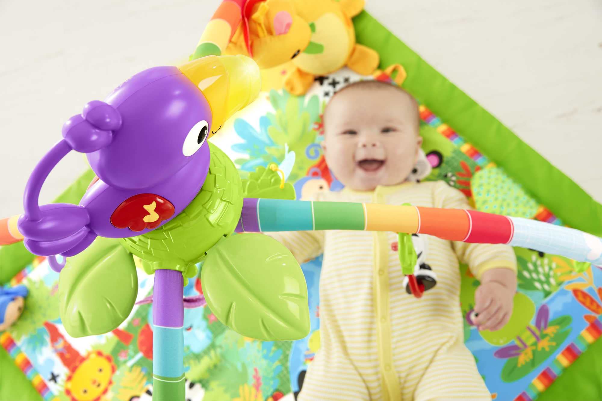 Fisher-Price Mata Gimnastyczna Z Muzyką I Światełkami – Z Atrakcyjnymi Zabawkami I Motywami Lasu Tropikalnego GXC35: Wielofunkcyjna mata gimnastyczna dla dzieci z muzyką, światełkami i atrakcyjnymi zabawkami inspirowanymi lasem tropikalnym GXC35 - obrazek 6