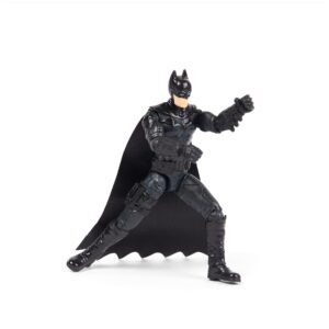 DC Comics 6061619, Batman Figurka z 3 akcesoriami i tajemniczą kartą,