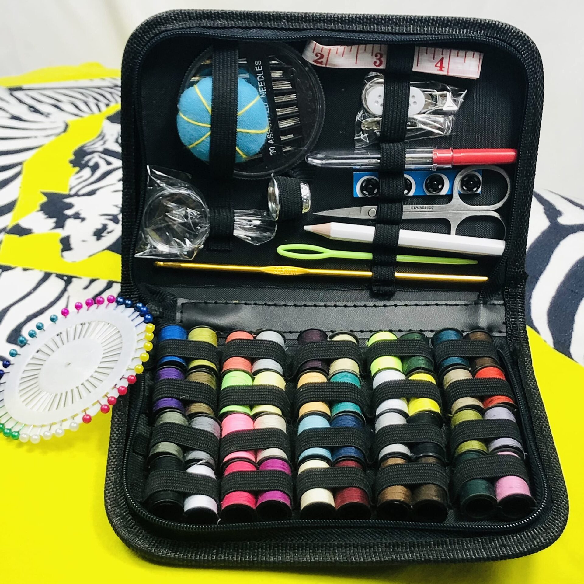 Przenośny mini zestaw do szycia - 129 sztuk, idealny do domu, podróży i nagłych wypadków - obrazek 3