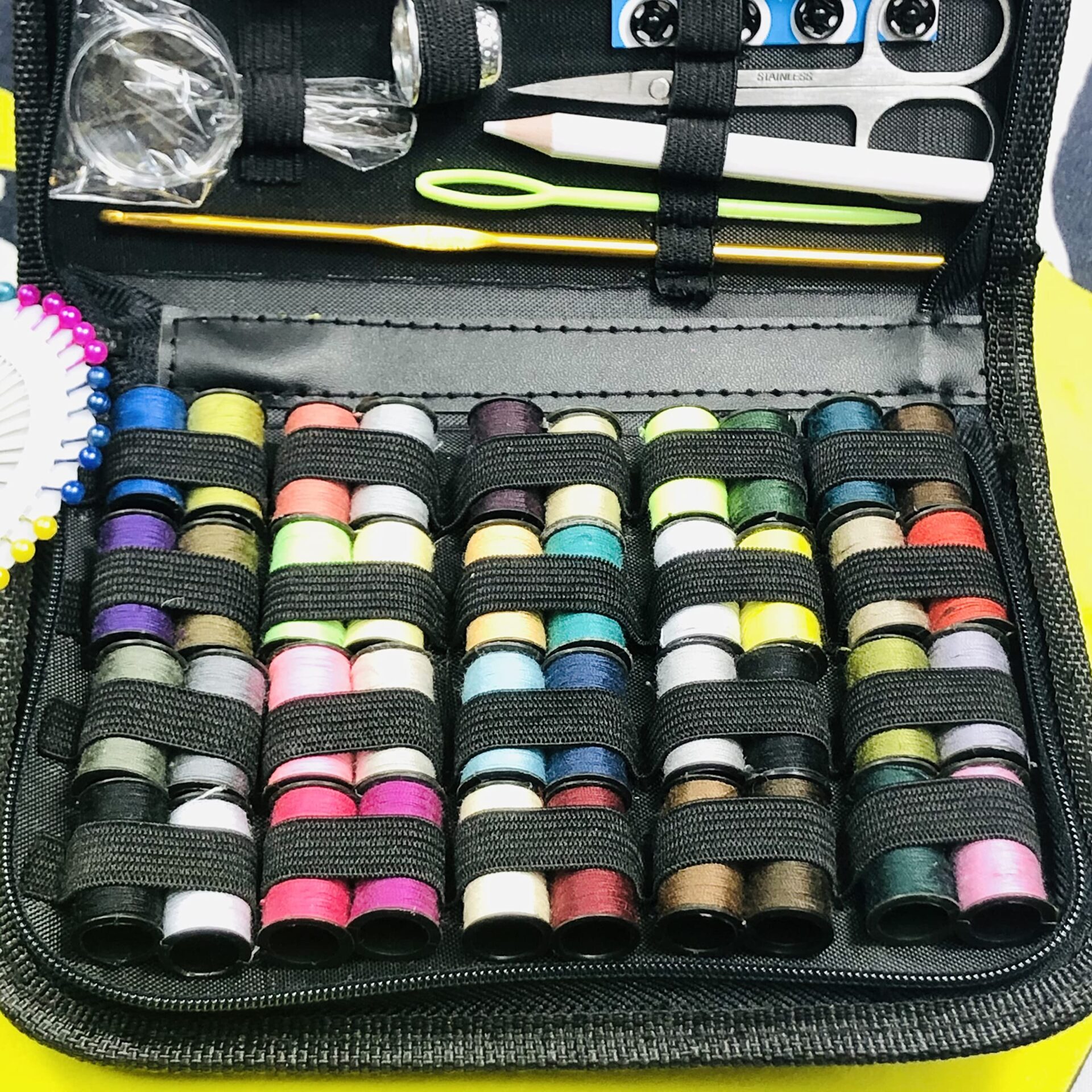 Przenośny mini zestaw do szycia - 129 sztuk, idealny do domu, podróży i nagłych wypadków - obrazek 7