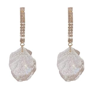 Nowoczesne dodatki do uszu: Proste, małe i świeże kolczyki kwiatowe