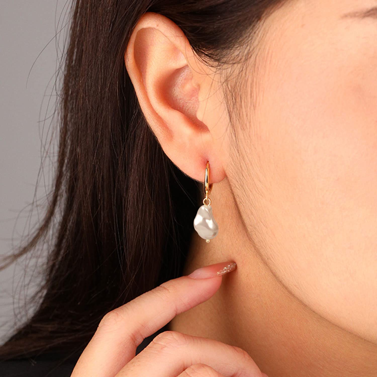 Eleganckie kolczyki z perłami kreole - Srebrne dodatki do każdej stylizacji - obrazek 4