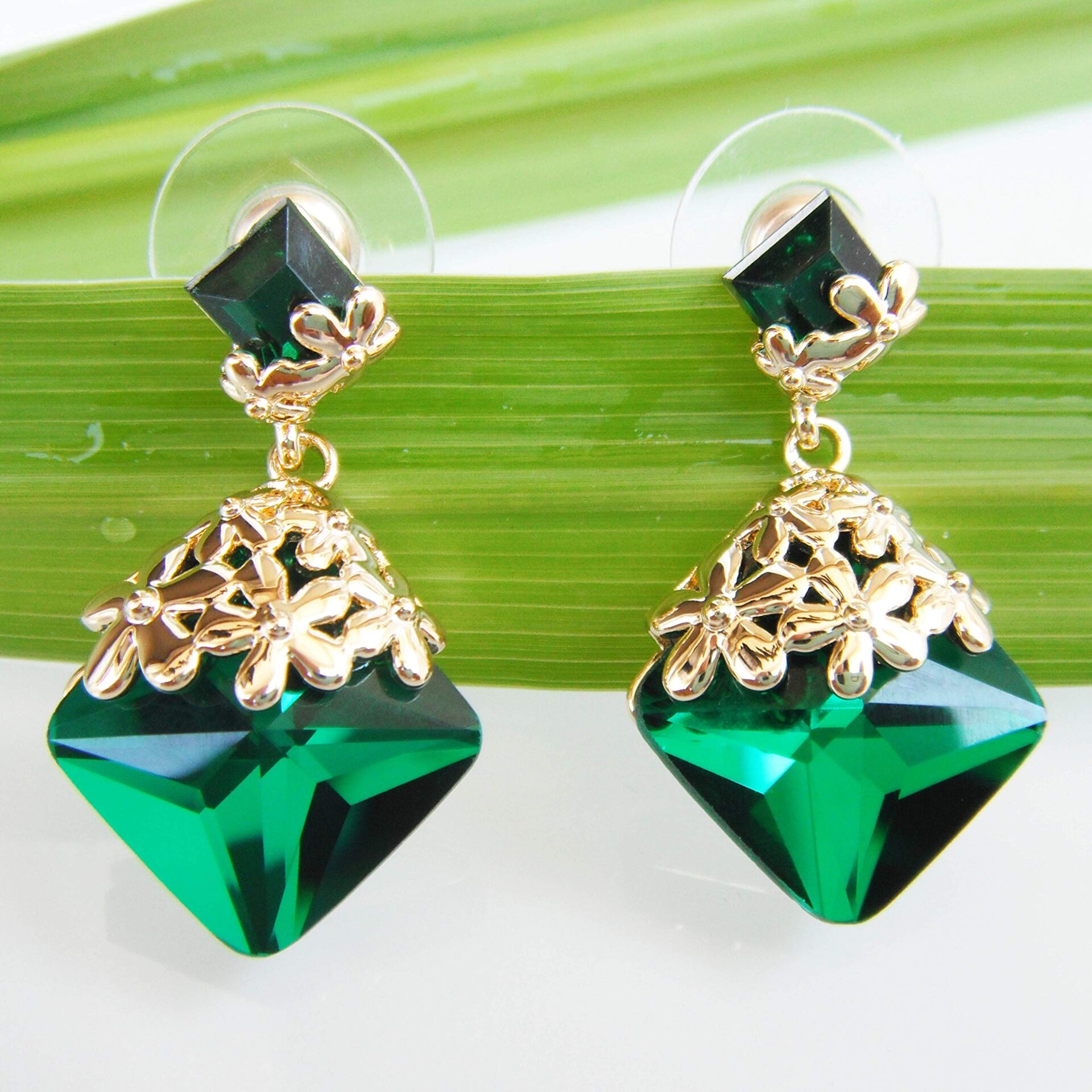 Eleganckie kolczyki Navachi z 18-karatowego pozłacanego kryształowego kwiatu i liściem - obrazek 3