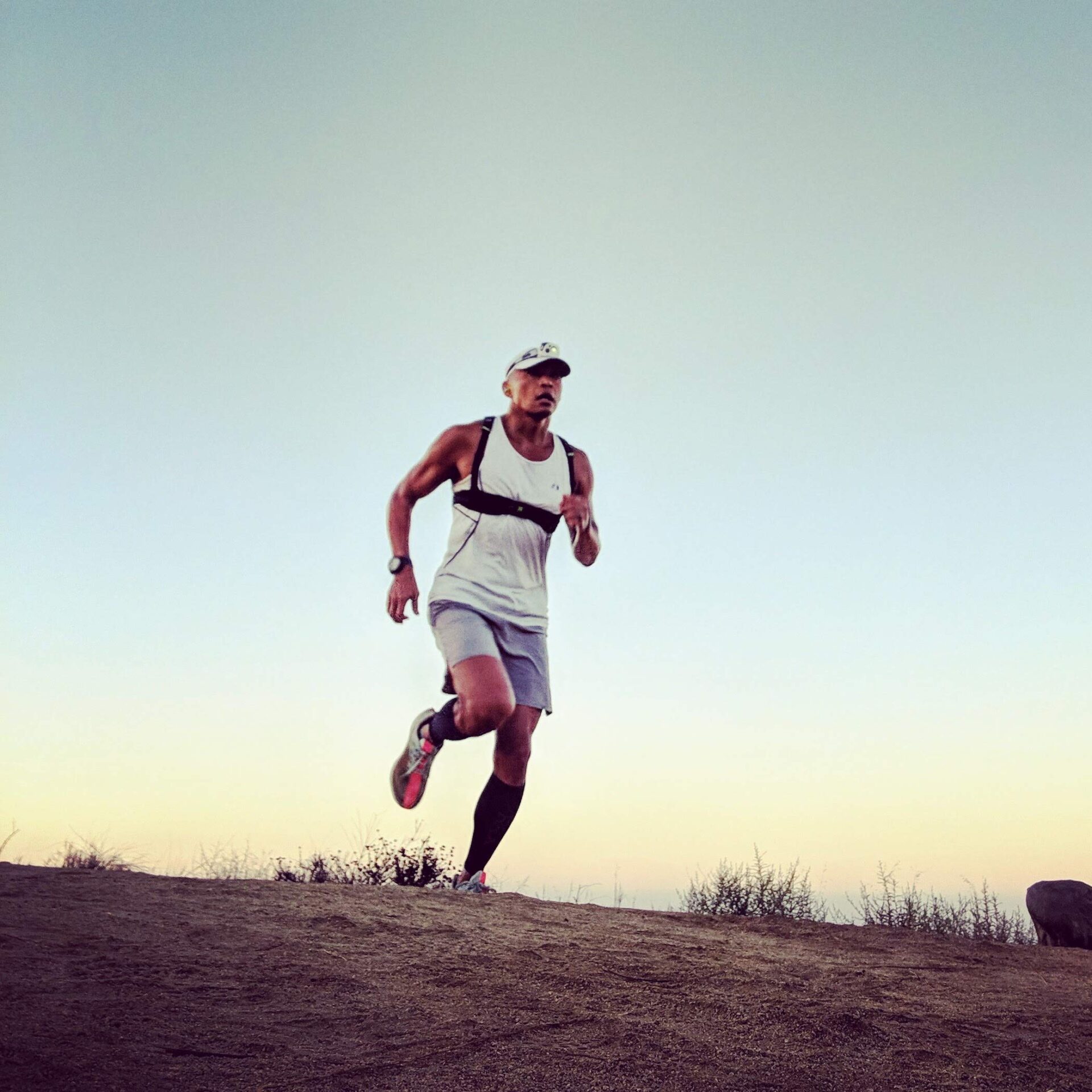 FITLY Minimalistyczny plecak do biegania | Plecak do biegania unisex z uchwytem na telefon schowkiem i paskiem piersiowym | do noszenia przedmiotów osobistych podczas biegania | sprzęt do biegania dla mężczyzn i kobiet | lekki plecak na wodę do biegania NIEBIESKI M-L-XL - obrazek 5