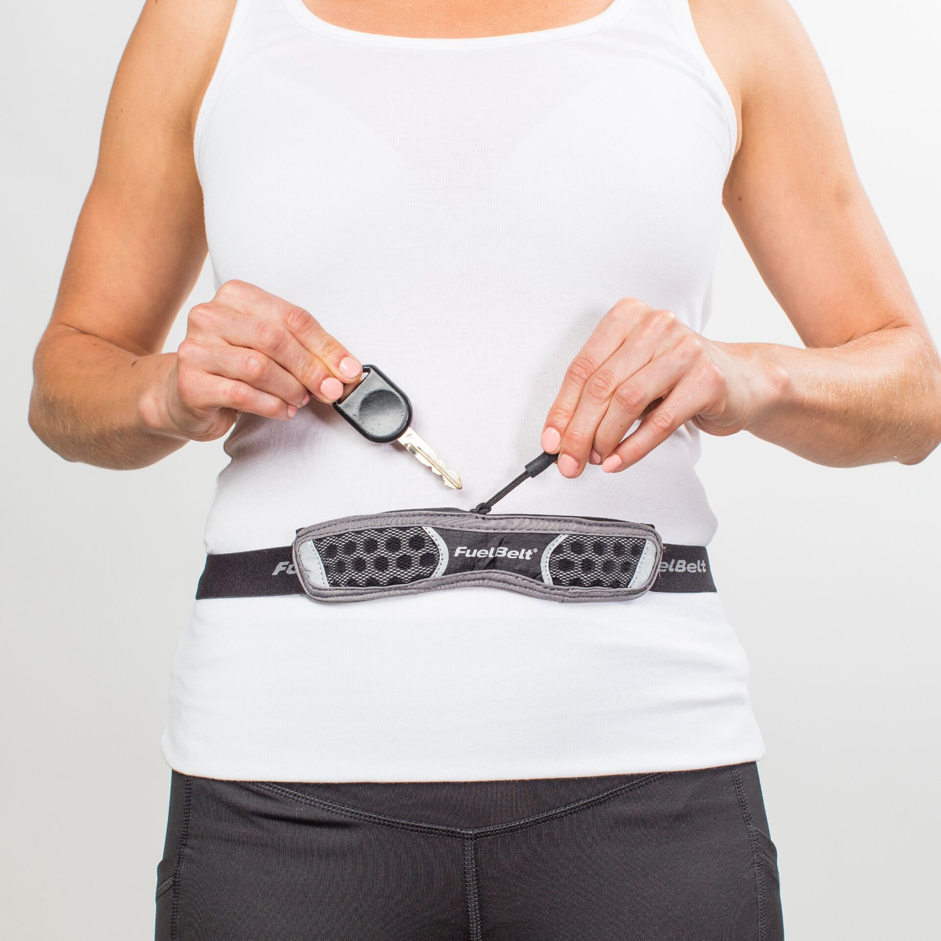 FuelBelt Helium elastyczny pas wyścigowy do biegania ze schowkiem i wyścigowymi zapięciami na szelki czarny mały - obrazek 4
