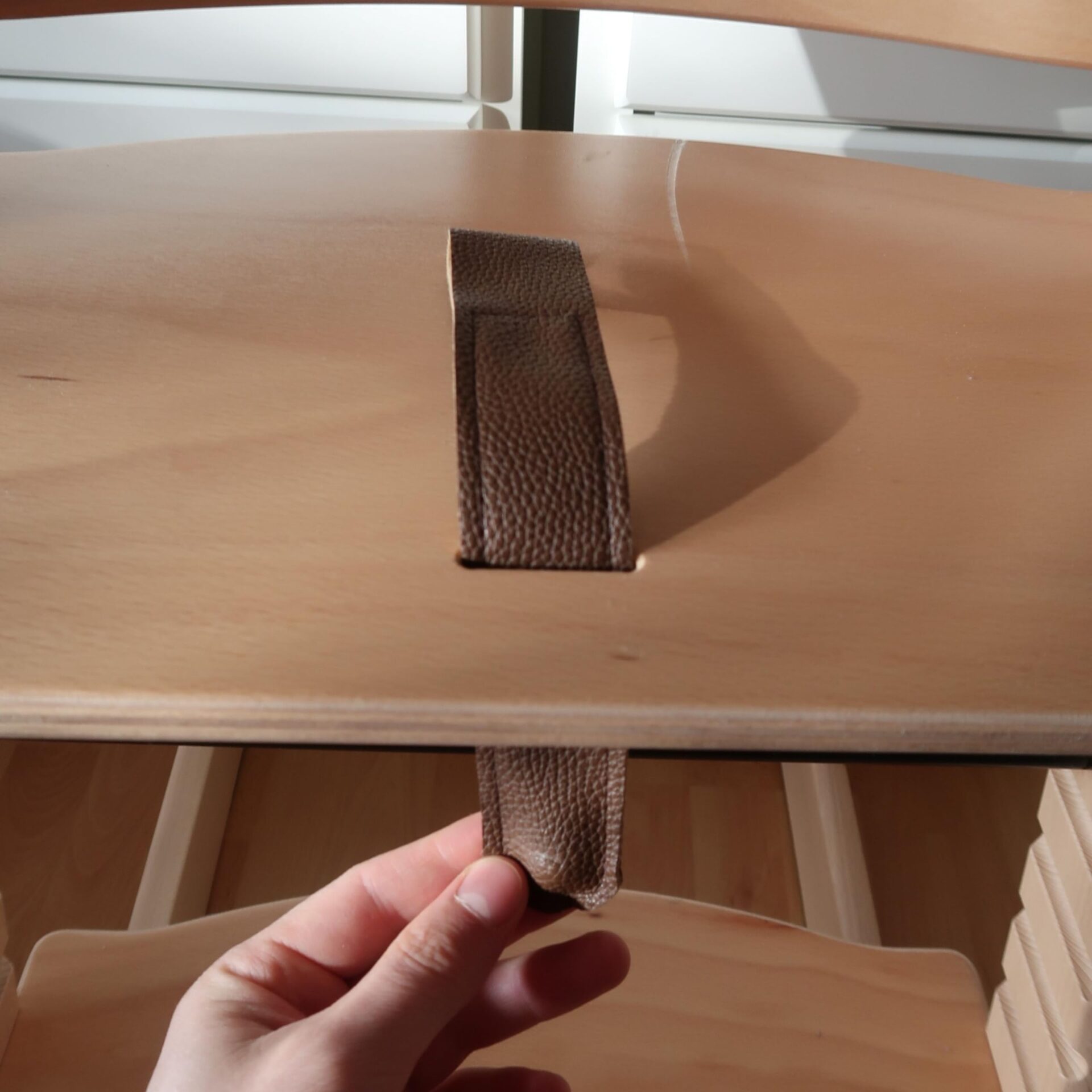 Pas krokowy do krzesełka do karmienia brązowy PU - kompatybilny z Stokke, Safety1st, Kinderkraft - obrazek 4